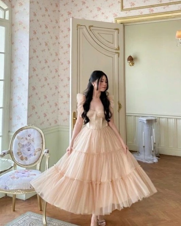 LR185 Belle Set Dress in Gold